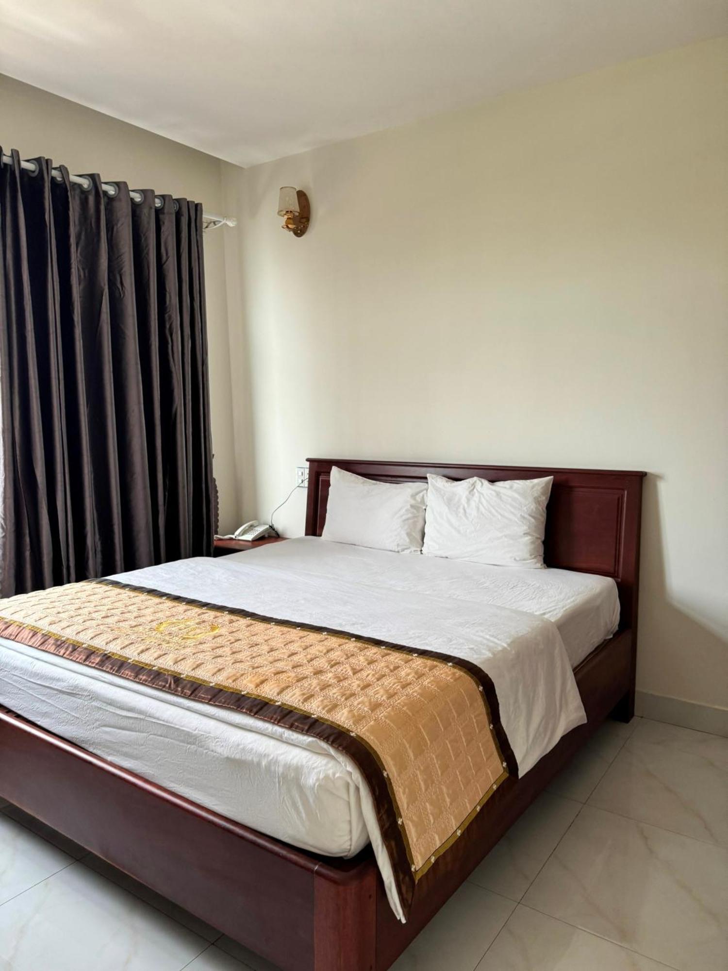 Hoang Khiem Hotel Плей Ку Екстериор снимка