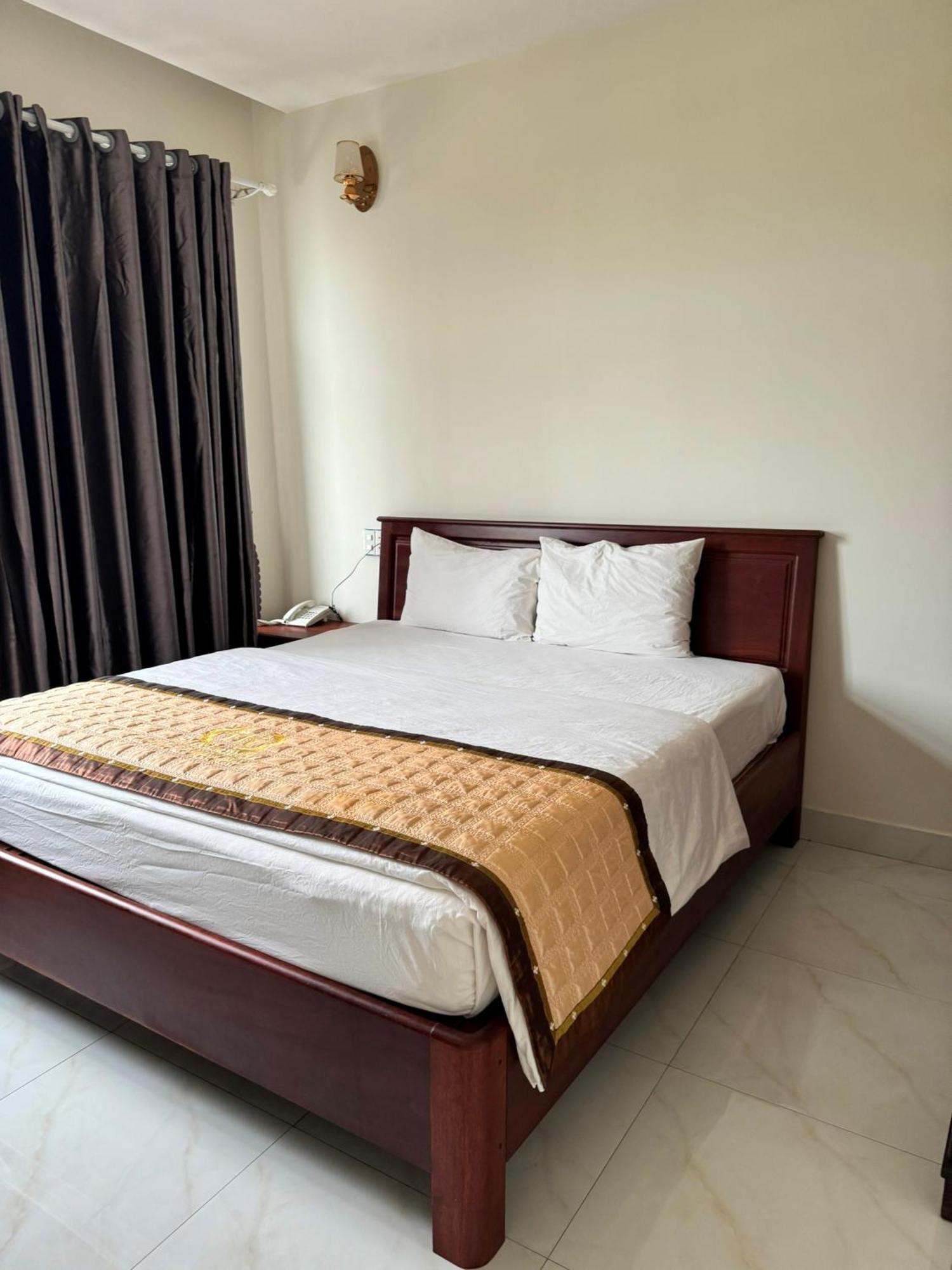 Hoang Khiem Hotel Плей Ку Екстериор снимка