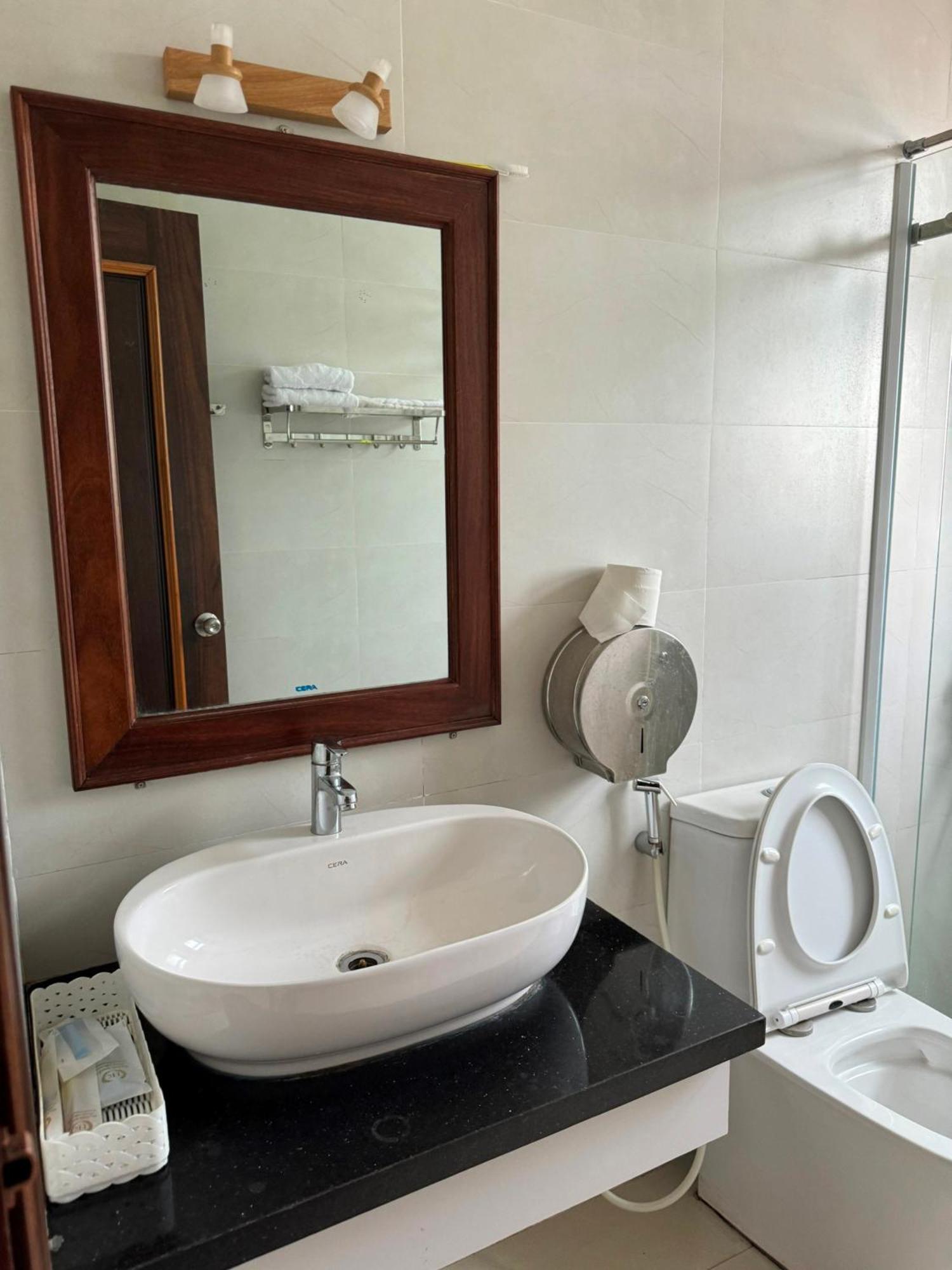 Hoang Khiem Hotel Плей Ку Екстериор снимка