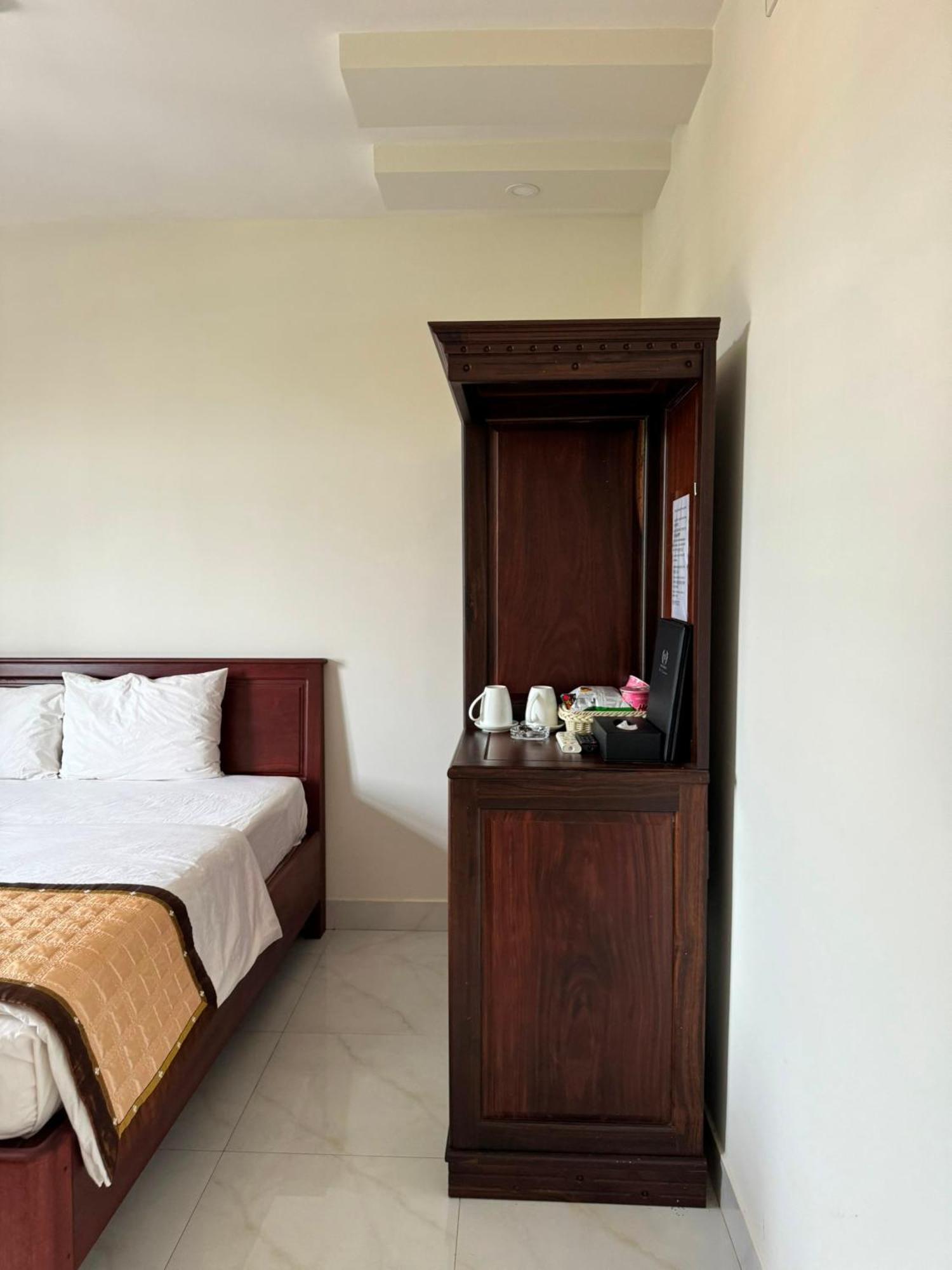 Hoang Khiem Hotel Плей Ку Екстериор снимка