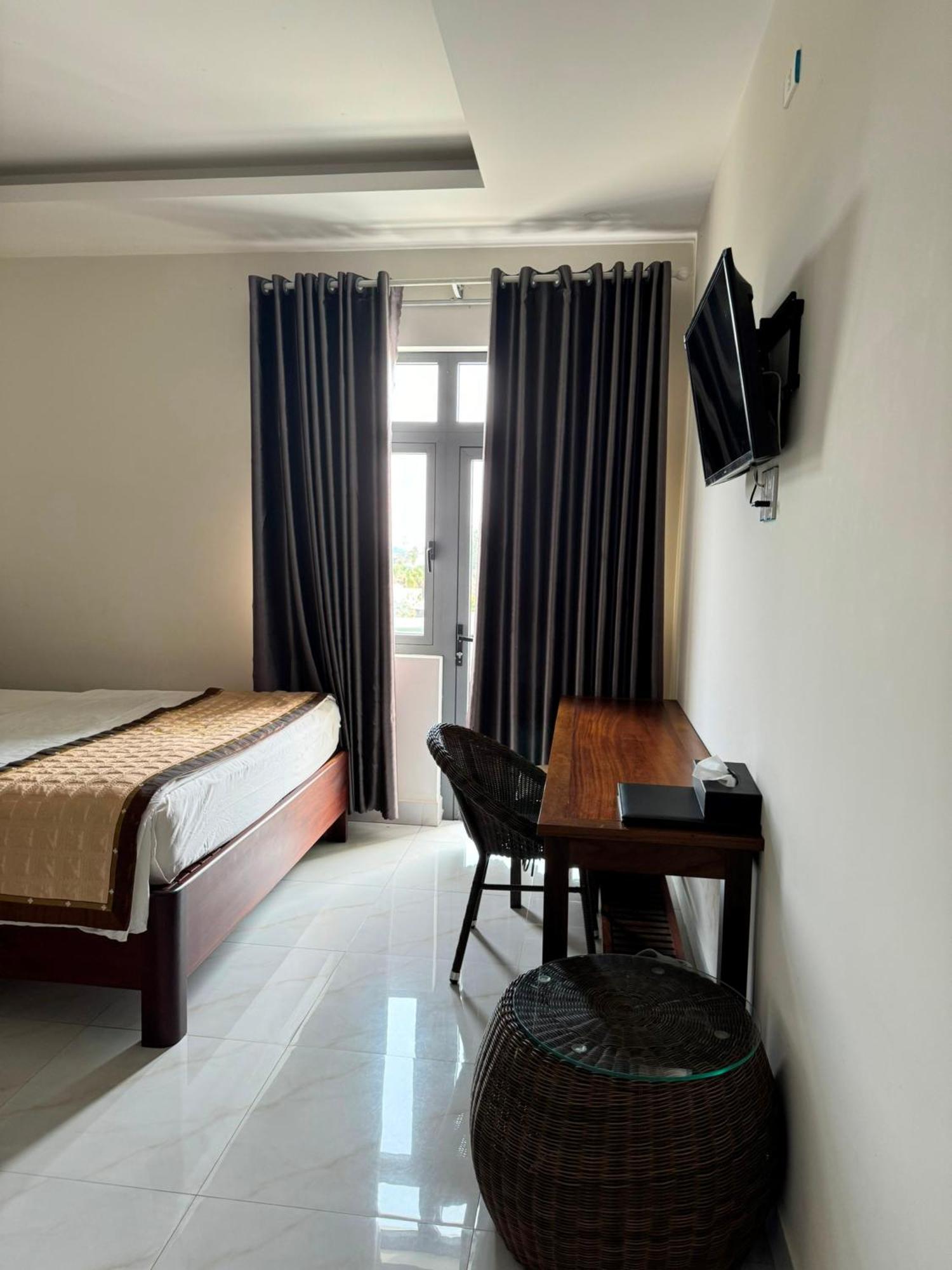 Hoang Khiem Hotel Плей Ку Екстериор снимка