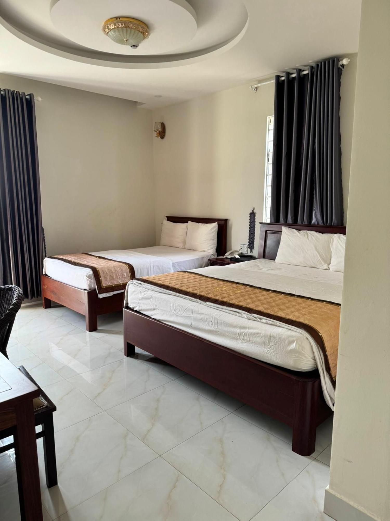 Hoang Khiem Hotel Плей Ку Екстериор снимка