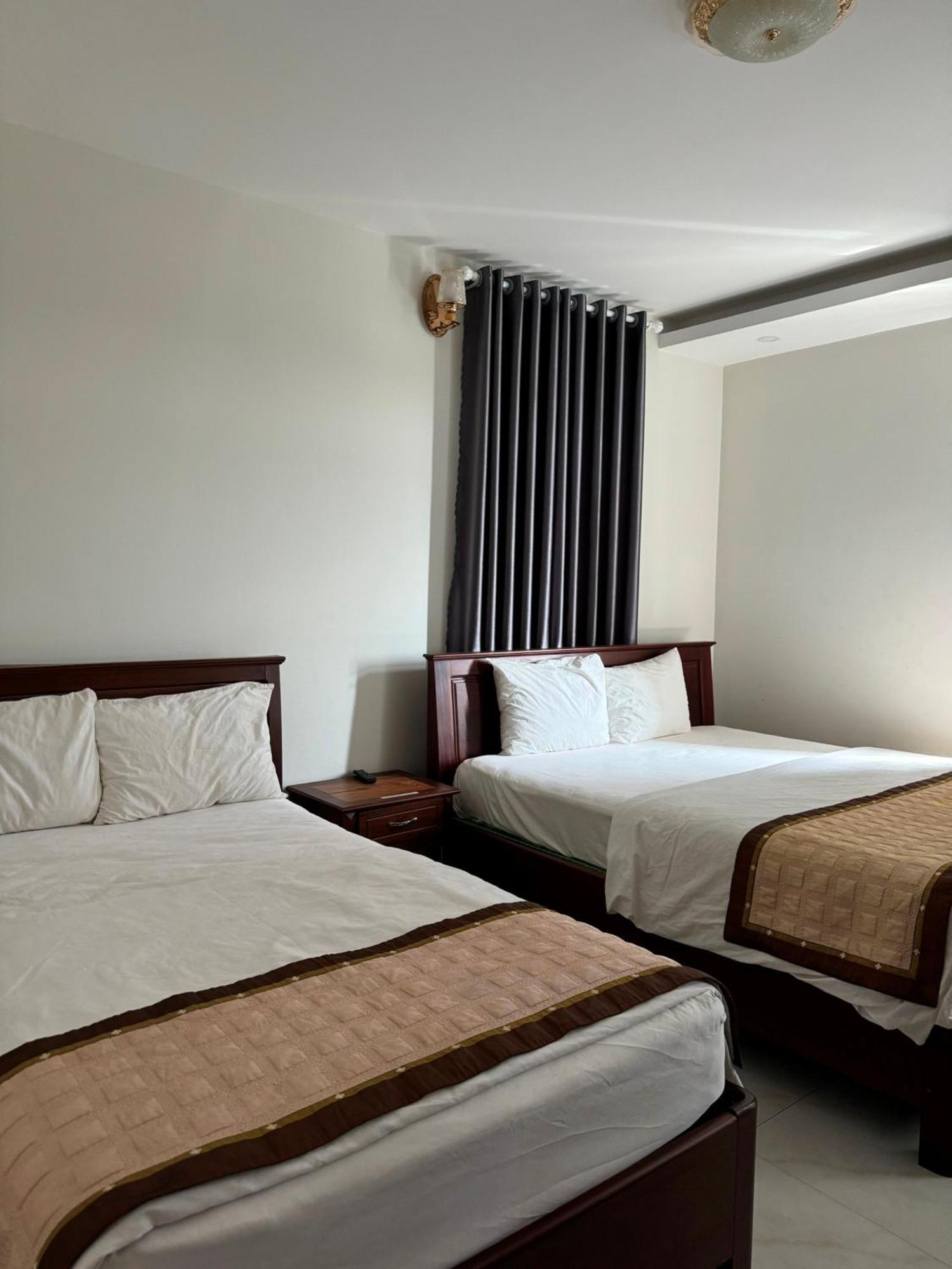 Hoang Khiem Hotel Плей Ку Екстериор снимка