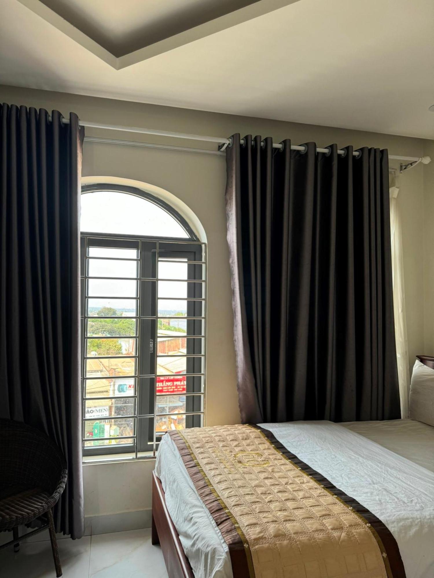 Hoang Khiem Hotel Плей Ку Екстериор снимка
